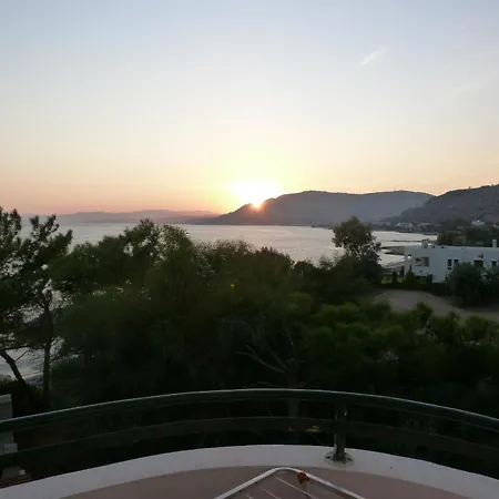 Evi & Pefkos Pefki
