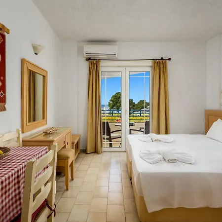 Evi & Pefkos * Pefki