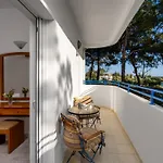 Evi & Pefkos