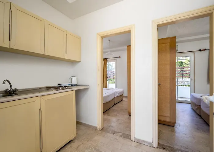 Evi & Pefkos * Pefki