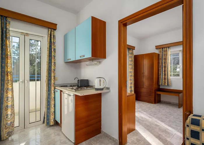 Evi & Pefkos * Pefki